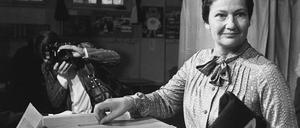  Simone Veil bei ihrer Stimmabgabe zu den Europawahlen im Juni 1979 in Paris 