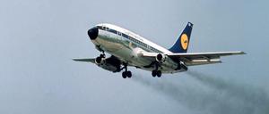 Rußgraue Vorzeit: Eine Boeing 737-100 der Lufthansa hebt von der Landebahn ab. Die Foto entstand mutmaßlich in den 1970er Jahren. Seither haben die Hersteller von Fliegern und Triebwerken große Fortschritte bei der Effizienz gemacht.