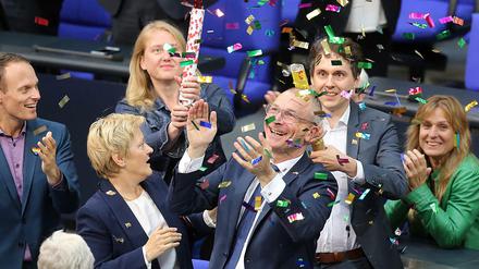 Mit Konfetti bejubeln die Grünen im Bundestag das Lebenswerk von Volker Beck.