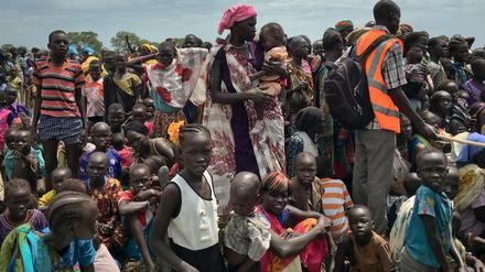 Frauen und Kinder warten im Südsudan auf Lebensmittel.