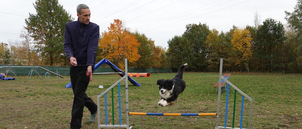Patrick Burmeister und „Anyway“ beim Agility-Training.
