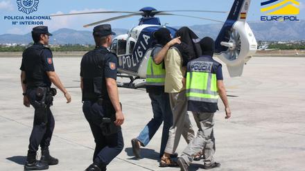 Terrorgefahr. Spanische Polizisten nehmen auf der Ferieninsel Mallorca einen Verdächtigen fest.