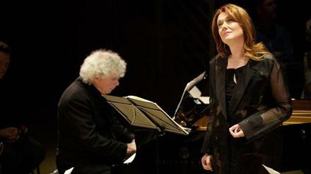 Ein Paar, eine Leidenschaft. Sir Simon Rattle und seine Frau Magdalena Kožená führen im Pierre Boulez Saal unter anderem Chansons und Dvorák-Lieder auf.