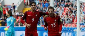 Portugals Adrien Silva feiert seinen Treffer mit Andre Silva.