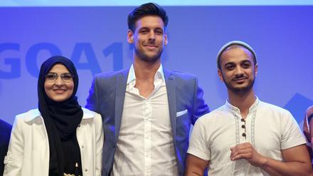 Farah Bouamar, Marcel Sonneck und Younes Al-Amayra von der Comedy-Gruppe "Datteltäter" freuen sich am 30.06.2017 bei der Verleihung der Grimme Online Awards 2017 in Köln über den Preis in der Kategorie "Kultur und Unterhaltung". 