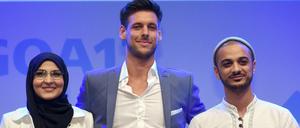 Farah Bouamar, Marcel Sonneck und Younes Al-Amayra von der Comedy-Gruppe "Datteltäter" freuen sich am 30.06.2017 bei der Verleihung der Grimme Online Awards 2017 in Köln über den Preis in der Kategorie "Kultur und Unterhaltung". 