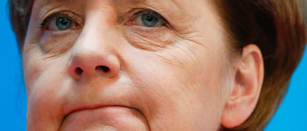 Angela Merkel soll sagen, mit wem sie isst. Aber nur dienstlich.