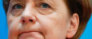 Angela Merkel soll sagen, mit wem sie isst. Aber nur dienstlich.