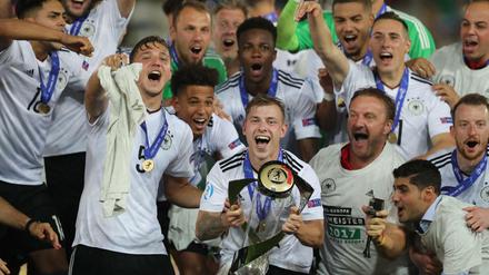 U21-Nationalspieler Max Meyer jubelt mit seinen Teamkollegen nach dem Finalsieg über den Gewinn der Europameisterschaft. 