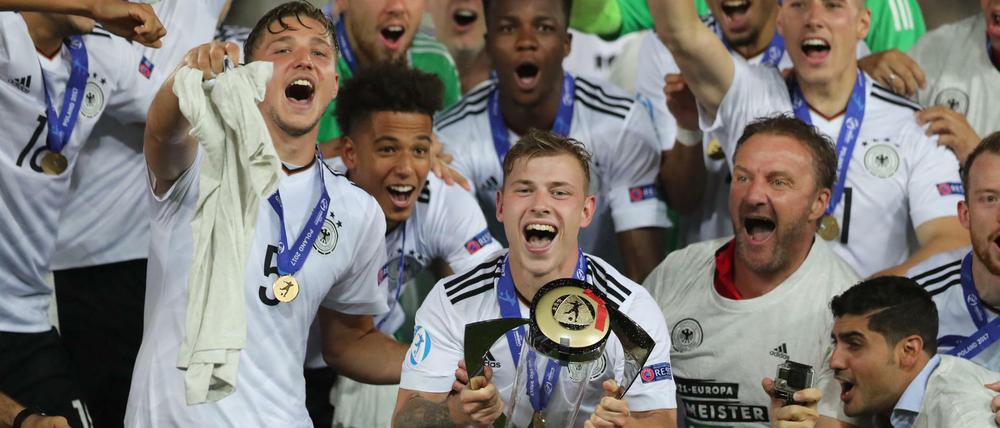 U21-Nationalspieler Max Meyer jubelt mit seinen Teamkollegen nach dem Finalsieg über den Gewinn der Europameisterschaft. 