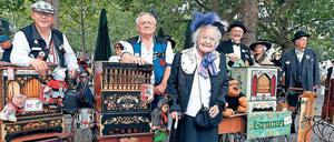 Klingende Kästen. Margot Wolf ist Schatzmeisterin im Verein der Internationalen Drehorgelfreunde Berlin - und kurbelt auch selbst.