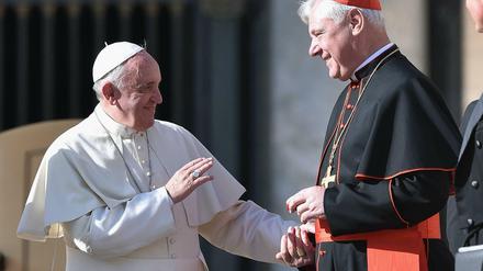 Papst Franziskus I. mit Gerhard Ludwig Kardinal Müller auf dem Petersplatz.