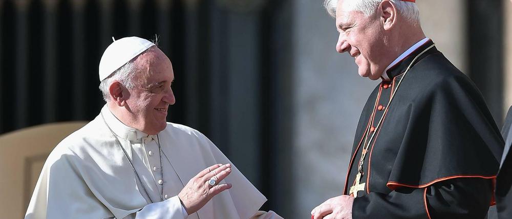Papst Franziskus I. mit Gerhard Ludwig Kardinal Müller auf dem Petersplatz.
