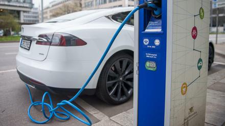 Ein Elektroauto lädt in Stuttgart an einer Stromtankstelle. 