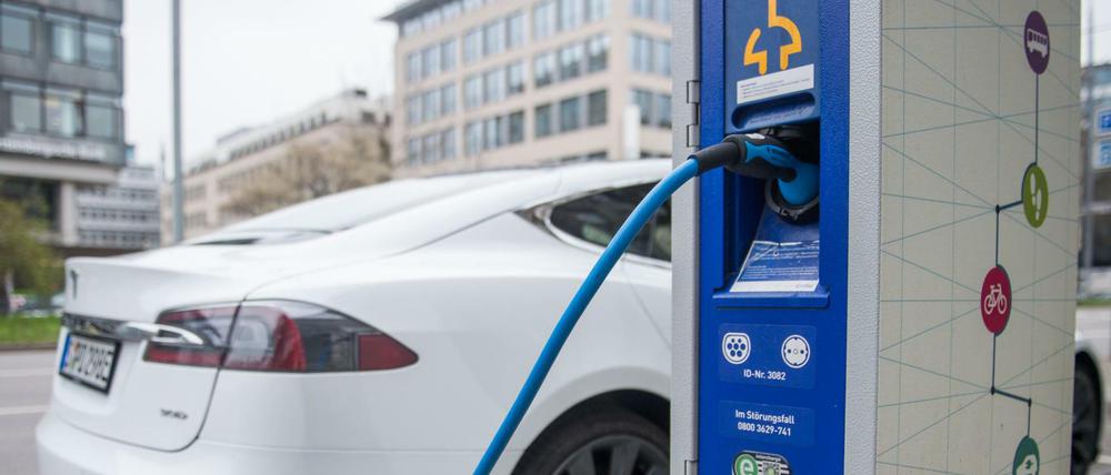 Ein Elektroauto lädt in Stuttgart an einer Stromtankstelle.