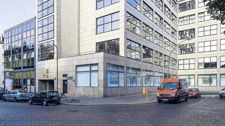 Das Gebäude Oranienplatz wurde nach Entwürfen von Max Taut und Franz Hoffmann als Warenhaus der Konsumgenossenschaft erbaut. 
