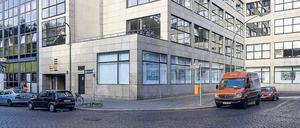 Das Gebäude Oranienplatz wurde nach Entwürfen von Max Taut und Franz Hoffmann als Warenhaus der Konsumgenossenschaft erbaut. 