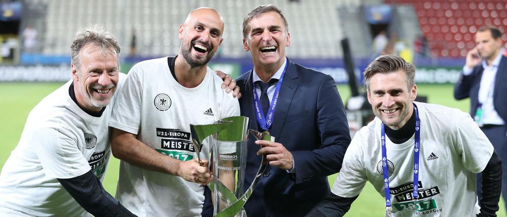 Vier gewinnt. Stefan Kuntz (Zweiter von rechts) mit seinem Trainer-Gespann - und dem EM-Pokal.