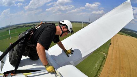 Ein Windrad wird in einem sächsischen Windpark gewartet. 