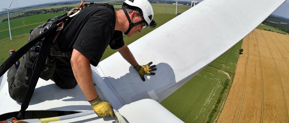 Ein Windrad wird in einem sächsischen Windpark gewartet. 