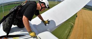 Ein Windrad wird in einem sächsischen Windpark gewartet. 