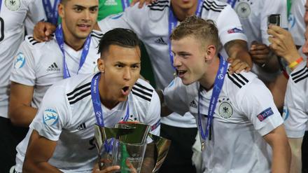 Sonderurlaub nach EM-Sieg. Davie Selke (mit Pokal) wird am 17. Juli bei Hertha erwartet.