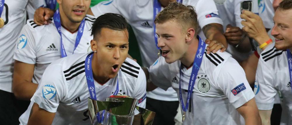 Sonderurlaub nach EM-Sieg. Davie Selke (mit Pokal) wird am 17. Juli bei Hertha erwartet.