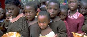 Warten auf eine Mahlzeit: Diese Kinder in einer Grundschule in der Nähe von Harare, der Hauptstadt Simbabwes, erhalten mit Hilfe von UNICEF zumindest ein Mal täglich etwas zu essen. 