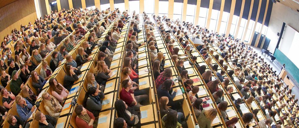 Studierende im Hörsaal.