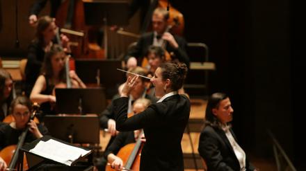 Donka Miteva dirigiert das Collegium Musicum in der Philharmonie.