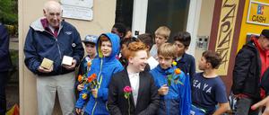 Unvergessen. George Shefi mit Kindern der Löcknitz-Grundschule vor seinen alten Wohnhaus, wo er als Kind lebte, in der Hauptstraße 5 in Schöneberg. Jetzt wurden Stolpersteine für seine Mutter Marie Spiegelglas und seine Tante Margit Benedik vor dem Haus verlegt, das er als Siebeneinhalbjähriger mit den "Kindertransporten" zum Schutz vor der Ermordung durch die Nationalsozialisten verließ. Das Gedenken organisierte federführend der Wilmersdorfer Musikverleger und Freund der Familie aus Israel, Australien und Deutschland, Horst Brauner.