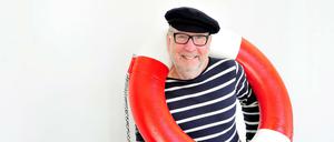 Reinhart Bünger, der Seemann. Freilich mit Streifenshirt, Rettungsring und Schiffermütze.