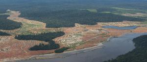 Gerodete Waldflächen am Rande des Juruena-Nationalpark im Amazonas-Regenwald in Brasilien.