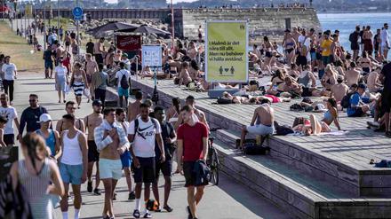 Gut besuchte Badestelle in Malmö: Ein Schild fordert dazu auf, Abstand zu halten.