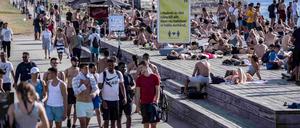 Gut besuchte Badestelle in Malmö: Ein Schild fordert dazu auf, Abstand zu halten.