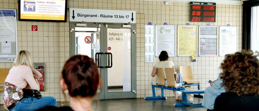 Warten mit Marke auf dem Bürgeramt im Rathaus Kreuzberg.