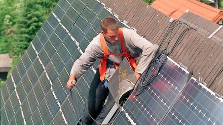 Die Stromrebellen in Schönau haben mit den Elektrizitätswerken Schönau (EWS) schon Mieterstrom angeboten, als noch niemand auf die Idee gekommen wäre, ihn so zu nennen. Das Foto zeigt die halb-legale Solaranlagen auf dem Kirchendach der Kleinstadt im Südschwarzwald. 