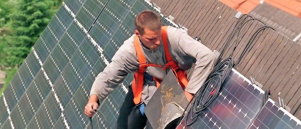 Die Stromrebellen in Schönau haben mit den Elektrizitätswerken Schönau (EWS) schon Mieterstrom angeboten, als noch niemand auf die Idee gekommen wäre, ihn so zu nennen. Das Foto zeigt die halb-legale Solaranlagen auf dem Kirchendach der Kleinstadt im Südschwarzwald.