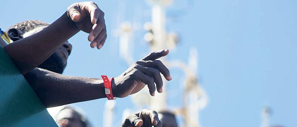 Landung in Salerno: Italien sieht sich außerstande, weiter allein für die Neuankömmlinge zu sorgen.