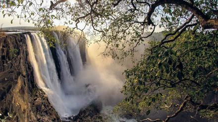 Der Sambesi spritzt bei Victoria Falls auf einer Breite von fast zwei Kilometern in die Tiefe.