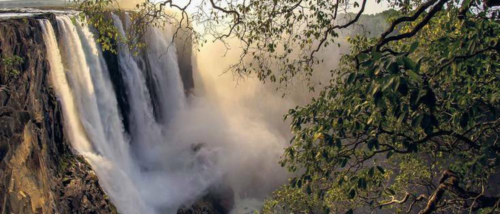 Der Sambesi spritzt bei Victoria Falls auf einer Breite von fast zwei Kilometern in die Tiefe.