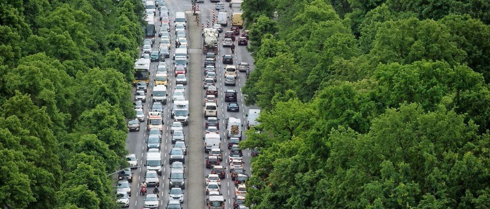 Der Verkehr staut sich auf einer Zufahrtsstraße zum Großen Sterns in Berlin.