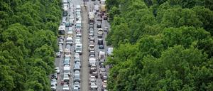 Der Verkehr staut sich auf einer Zufahrtsstraße zum Großen Sterns in Berlin.