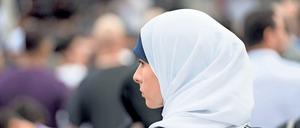 Kopftuch oder Karriere - das ist nicht erst seit Erlass der Kopftuchgesetze die Entscheidung, vor der viele Frauen stehen. Die Frauenorganisationen schweigen bisher.