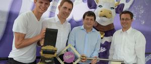 Verschlüsselt. Beim Milka Schokofest in Lörrach hatte Werksleiter Alexandre David noch gut Lachen. Im Beisein von Skisprung Star Andreas Wellinger übergab ihm Oberbürgermeister Jörg Lutz symbolisch einen Schlüssel - einige Tage später musste er die Produktion nach einem Hackerangriff dicht machen. Bei der Attacke wurden weltweit Daten verschlüsselt. Foto: obs/Mondelez Deutschland/GEPA pictures/Amir Beganovic