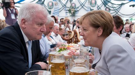 Versprochen. CDU-Chefin Merkel und CSU-Chef Seehofer im Wahlkampf.