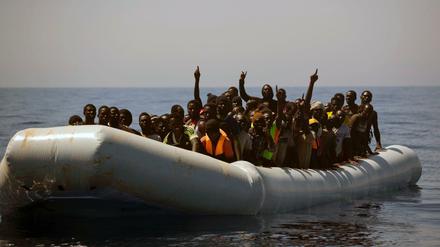 Die Boote sind meist überfüllt und in schlechtem Zustand. Manche Flüchtlinge werden von Schleusern an Bord gezwungen.
