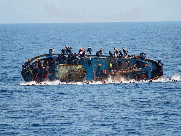 Bei diesem Bootsunglück vor der Küste Libyens konnten die meisten Flüchtlinge gerettet werden. Fünf starben.