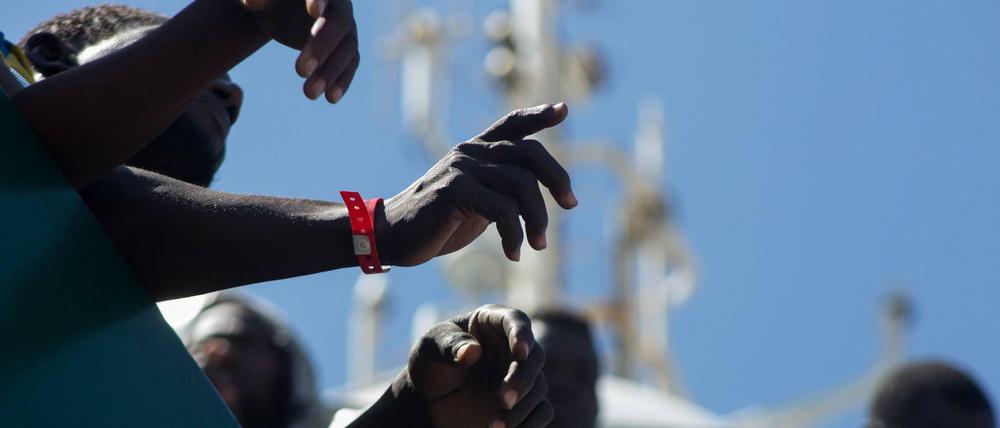 Flüchtlinge kommen auf einem Schiff in Italien an. 