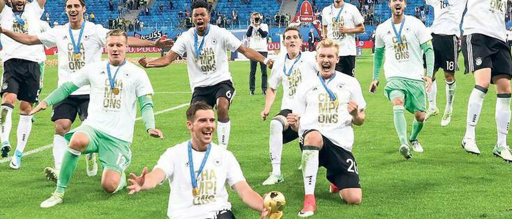 Jubeln wie die Weltmeister. Leon Goretzka (mit Pokal) und seine deutschen Teamkollegen wollen auch 2018 zum WM-Kader gehören.